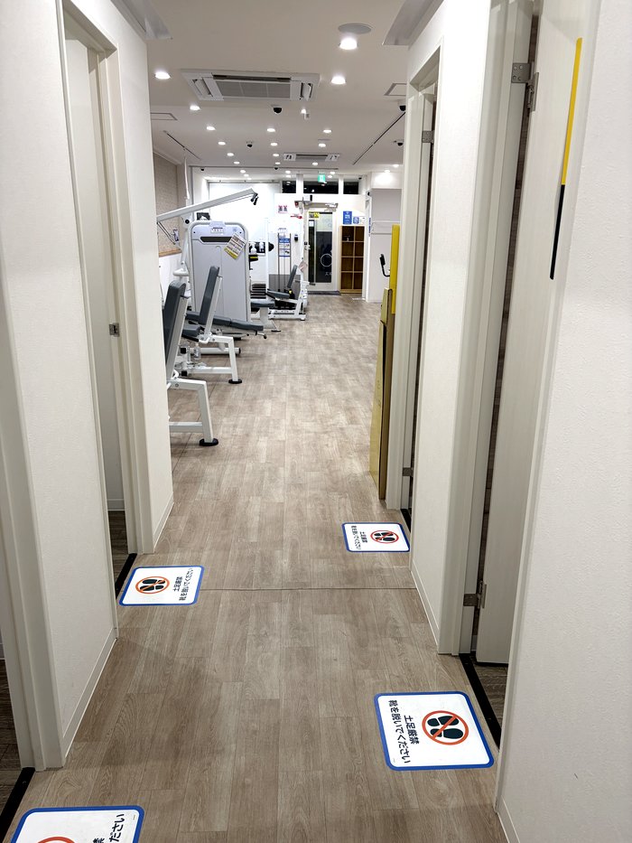 チョコザップ K店 美容系エリアから見たトレーニングフロア　