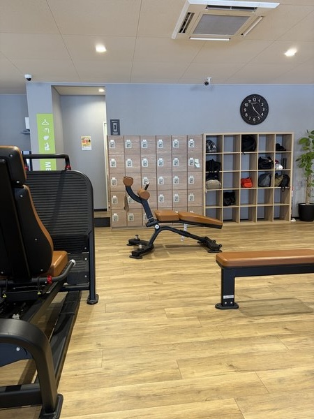 フィットイージーのロッカーエリア・契約ロッカーと無料棚を完備