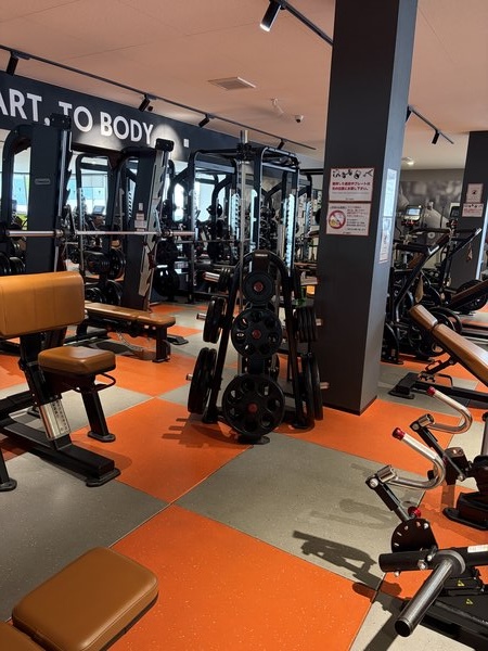 フィットイージーのフリーウェイトエリアとケーブルマシン