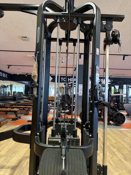 フィットイージーの4スタックマルチステーション・1台で4種類のトレーニングが可能