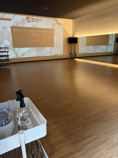 フィットイージーの広いスタジオ・対面レッスンやラディカルバーチャルを受講できる
